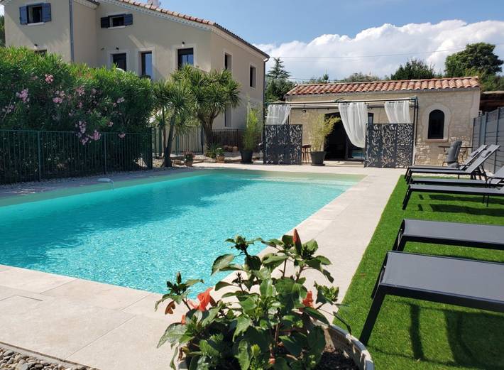 Gîte pour 4 personnes, avec piscine ainsi que jardin et terrasse