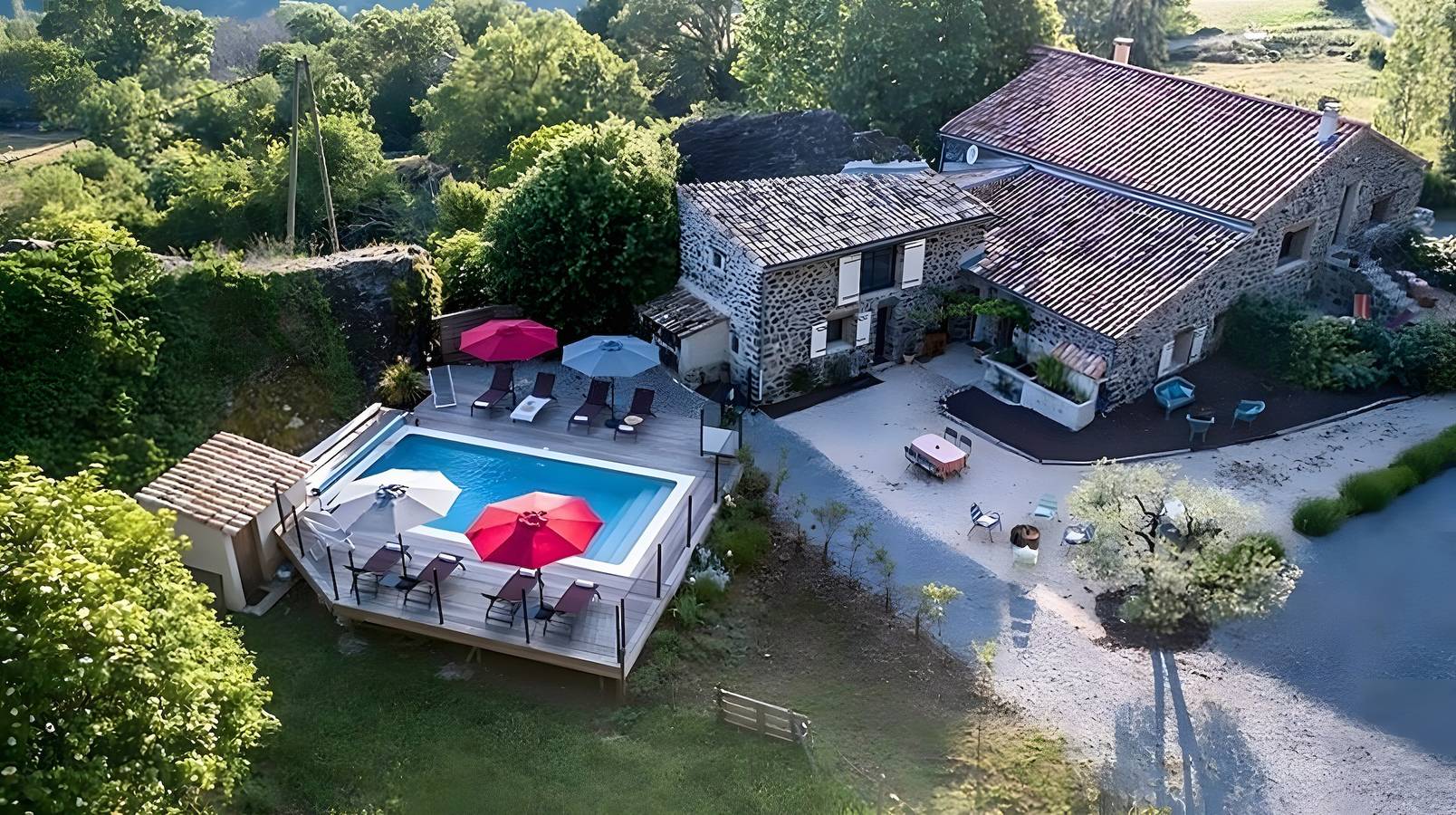 Habitación de huéspedes 'La Grange 1' con vistas a la montaña, piscina compartida y Wi-Fi in Saint-Pons (Rhone-Alps), Ardèche