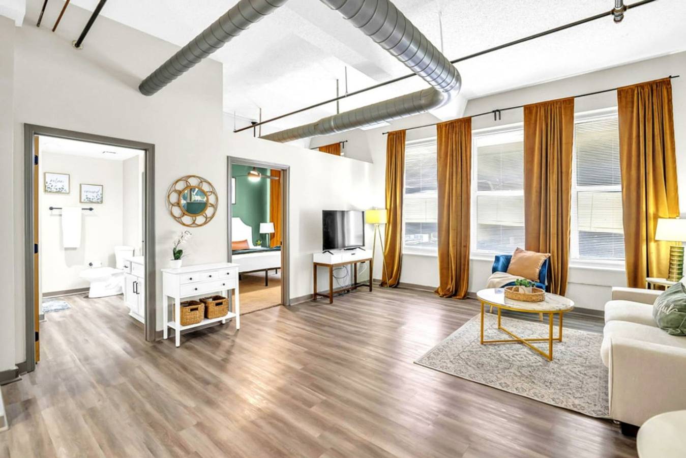 Ganze Wohnung, Cozy Stay, Power & Light Area,Pool w/ Free Parking in Overland Park, Kansas