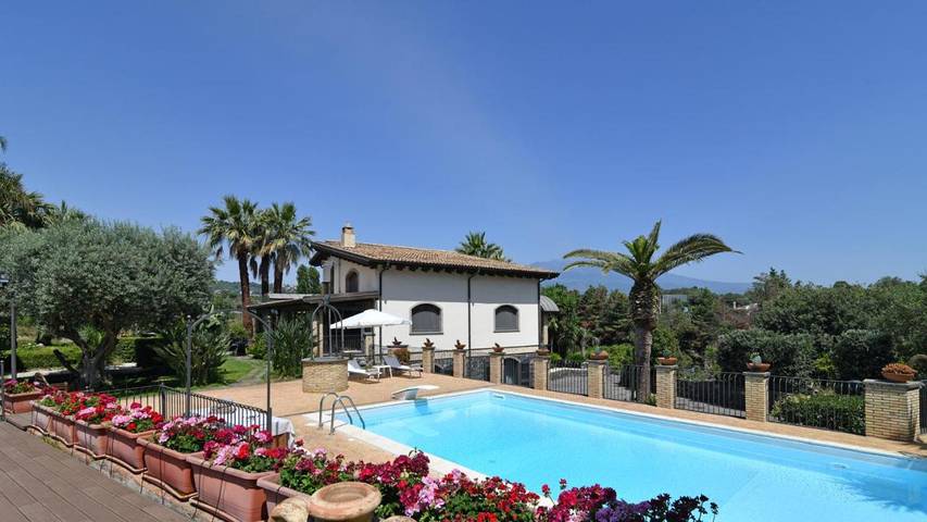 Villa per 10 persone, con panorama e piscina nonché giardino in Acireale