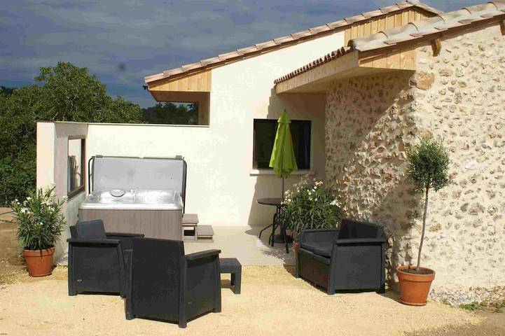 Location de vacances pour 4 personnes, avec jardin et piscine ainsi que jacuzzi et terrasse à Bourrou