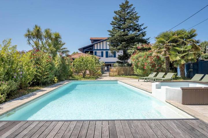 Hôtel pour 2 personnes, avec terrasse ainsi que vue et piscine
