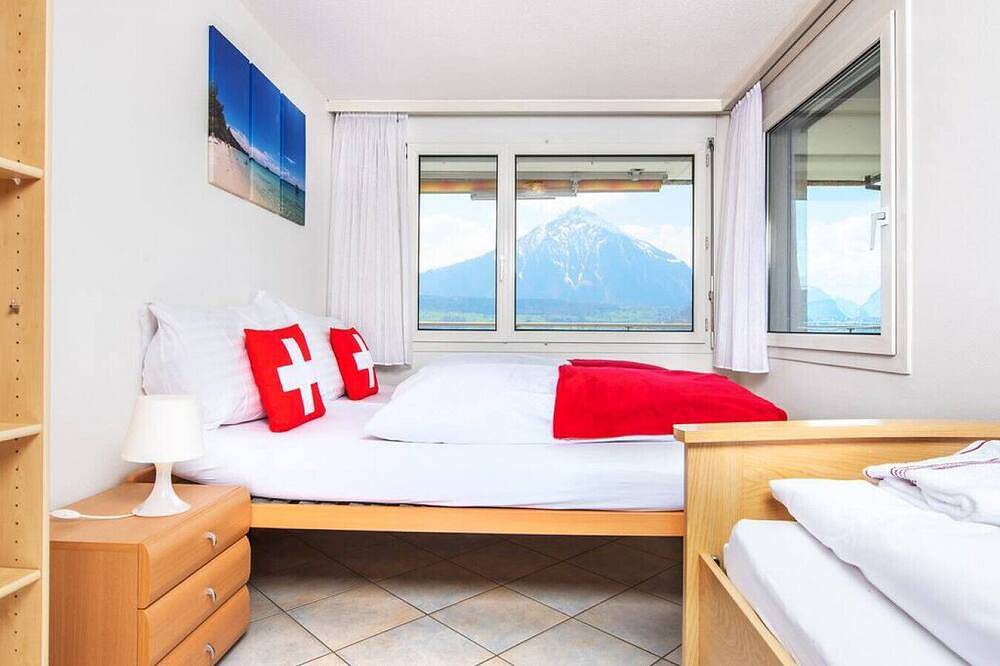 Entire apartment, Swisshut Stunning Views Alps & Lake - Apart. Carpe Diem in Sigriswil, Lake Thun