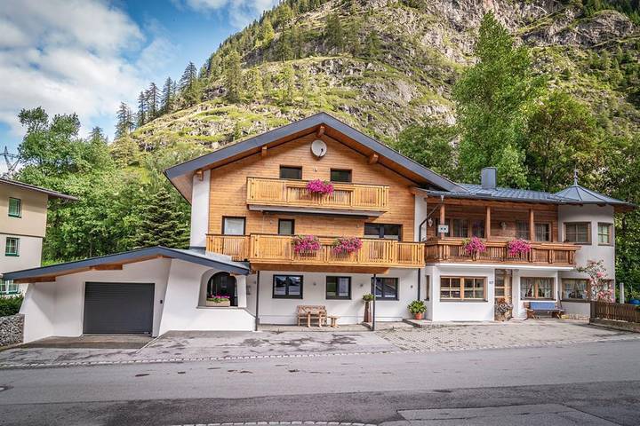 Ferienwohnung für 8 Personen, mit Balkon im Ötztal