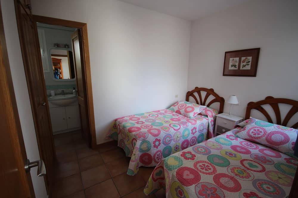 Bungalow am Meer mit 2 Schlafzimmern und 2 Bädern. Gratis Wifi. in Cala en Bosc, Menorca