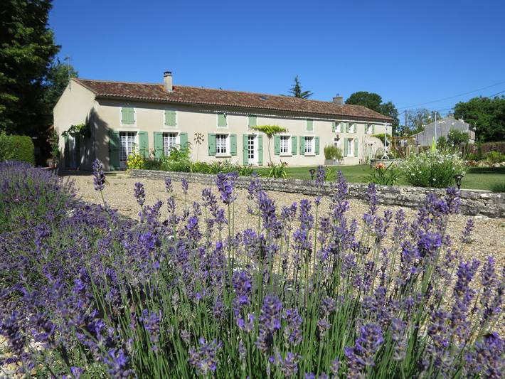 Gîte pour 4 personnes, avec piscine ainsi que jardin et terrasse à Aumagne - 2