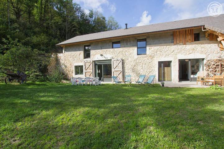Gîte pour 15 personnes, avec terrasse et jardin