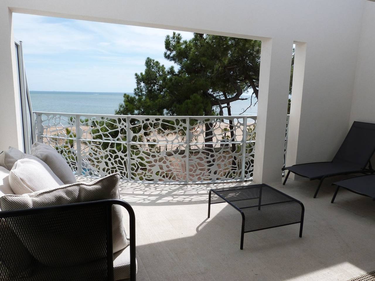 Apartamento entero, Apartamento de lujo 4 pers, frente al mar, balcón, piscina, admite mascotas, parking, Wifi in La Tranche-sur-Mer, Vandea