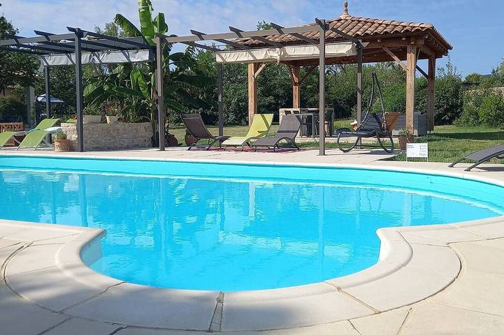 Maison de vacances pour 4 personnes, avec piscine ainsi que balcon et jardin, animaux acceptés