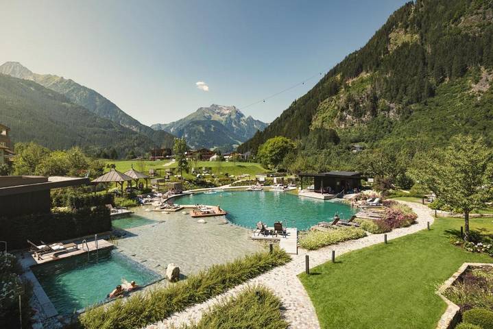 Hôtel pour 4 personnes, avec bassin pour enfant et piscine ainsi que jardin et sauna