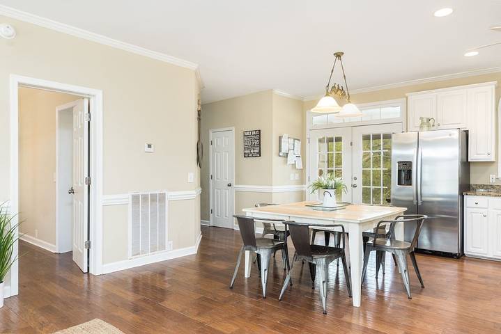 Vacation rental for 16 people, with yard in Folly Beach