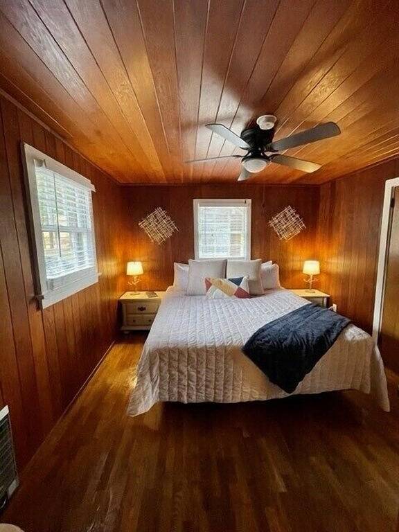 Cabin 2 - 1 Bedroom Cabin with Campbell Creek view in Pioneer Village in Blue Ridge Parkway, Maggie Valley