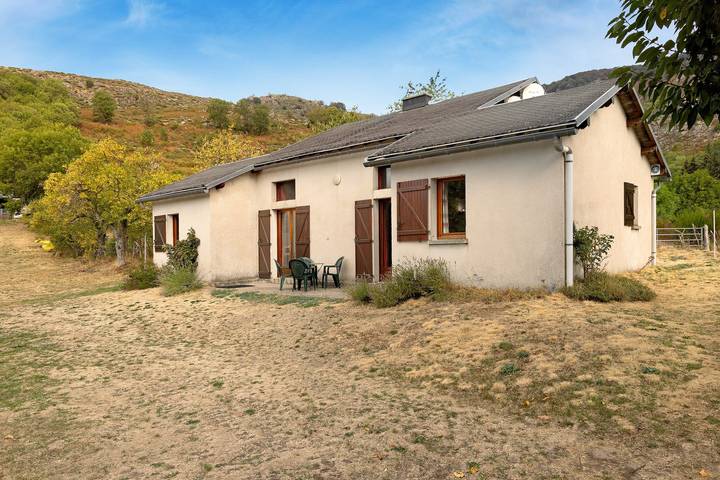 Petite maison 'Gite Saint Guiral' avec vue sur les montagnes, terrasse privée et jardin privé in Dourbies, Parc national des Cévennes