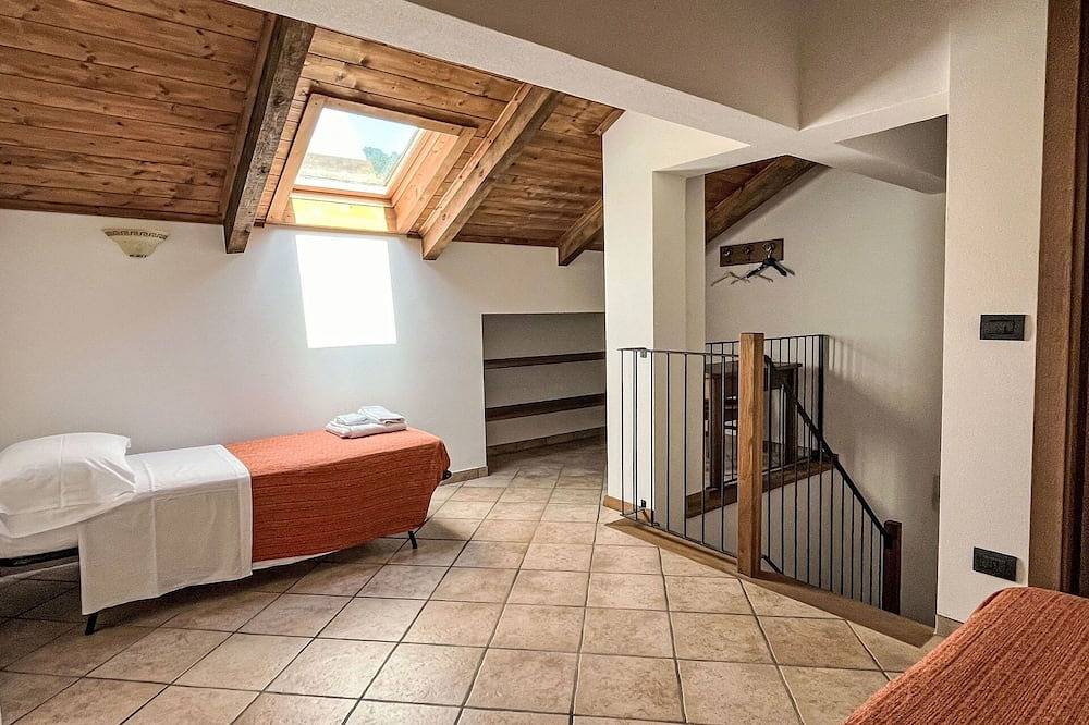 Entire apartment, Cosy apartment for 5 people with Wifi, Tv, patio, pets allowed and panoramic view in Savona, Riviera di Ponente