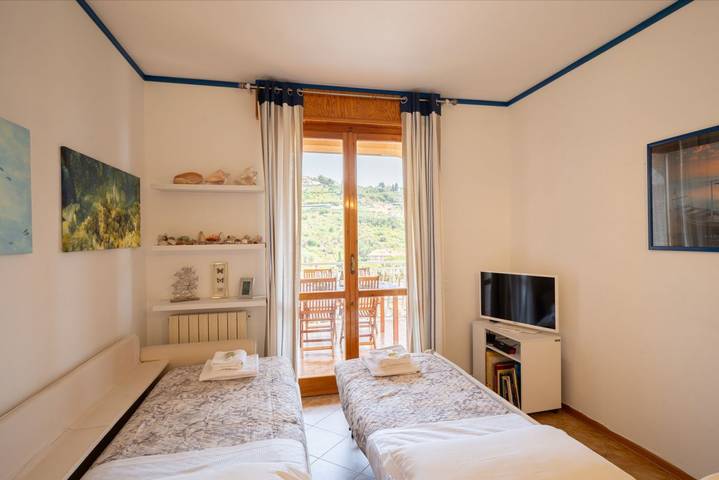 Entire apartment, GuestHost - Bordighera Terrace Apt with Parking in Bordighera, Riviera di Ponente