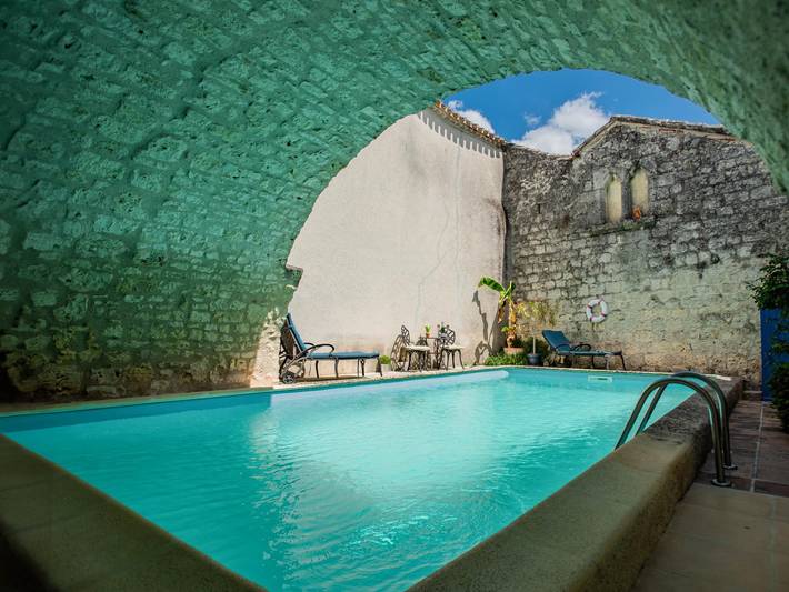 Location de vacances pour 6 personnes, avec jardin et piscine à Roquecor