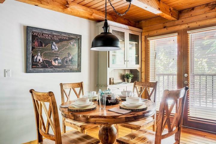 Log cabin for 8 people, with terrace and hot tub as well as yard in Sevierville