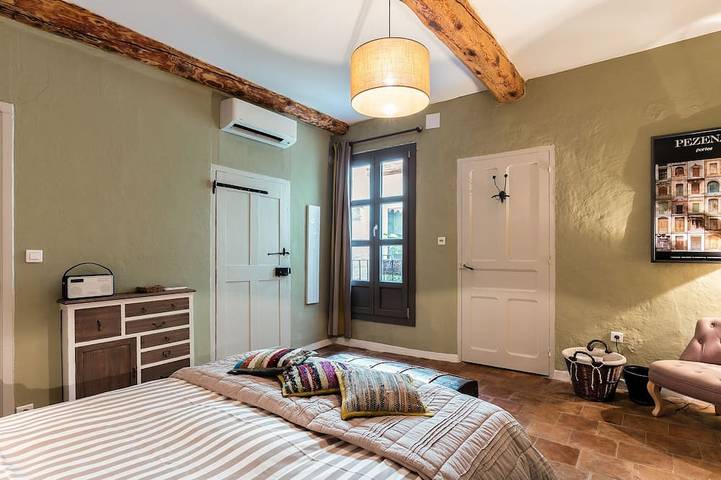 Stilvolles Steinhaus: private Dachterrasse, Designerküche, sicherer Parkplatz in Pézenas, Mittelmeerküste (Frankreich)