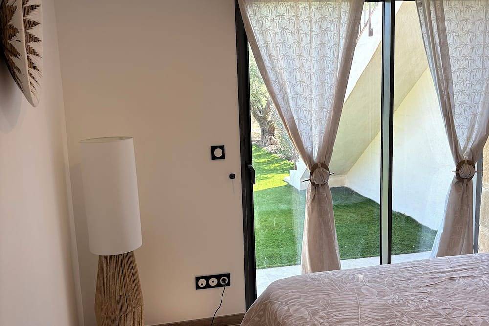 L'Adriju between vineyards and hills in Roquevaire, Marsella region