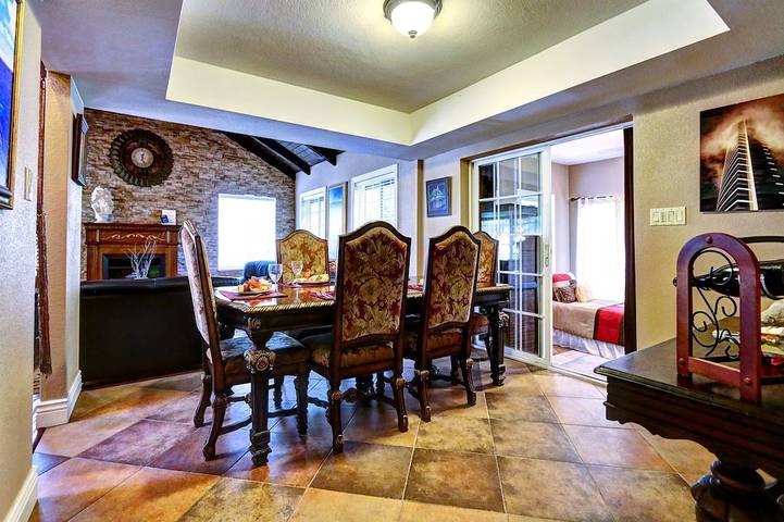 Vacation rental for 17 people, with yard and hot tub in Spring Valley (NV)