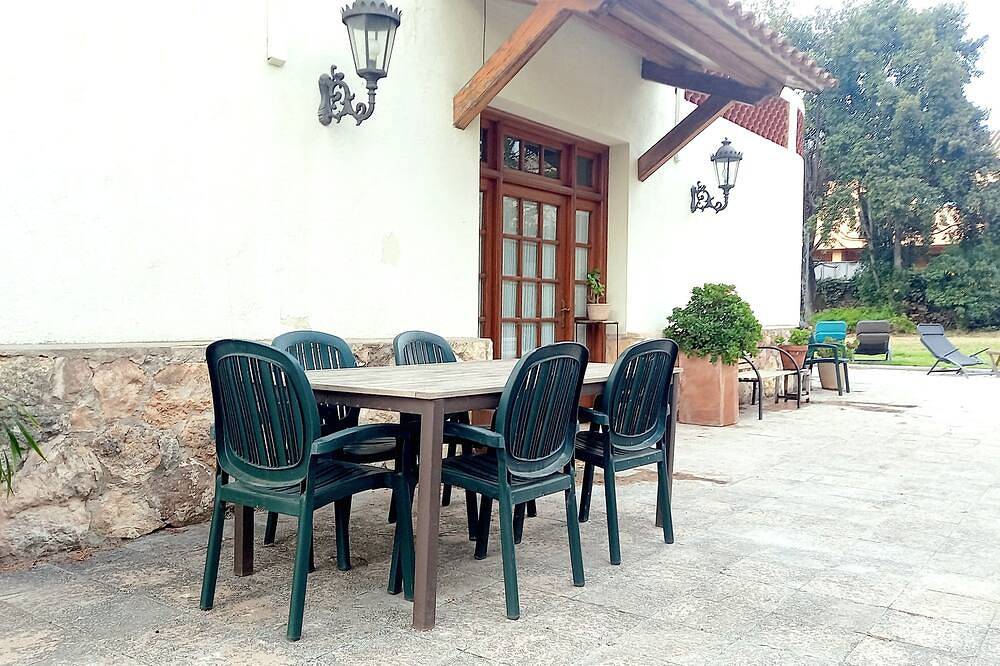 Apartamento entero, Apartment for 4 in villa, satellite Tv, garden, pool, 10 min. walk to the beach in Altafulla, Costa Dorada