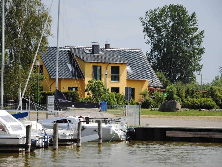 Ferienhaus für 6 Personen, mit Terrasse und Garten sowie Sauna und Seeblick