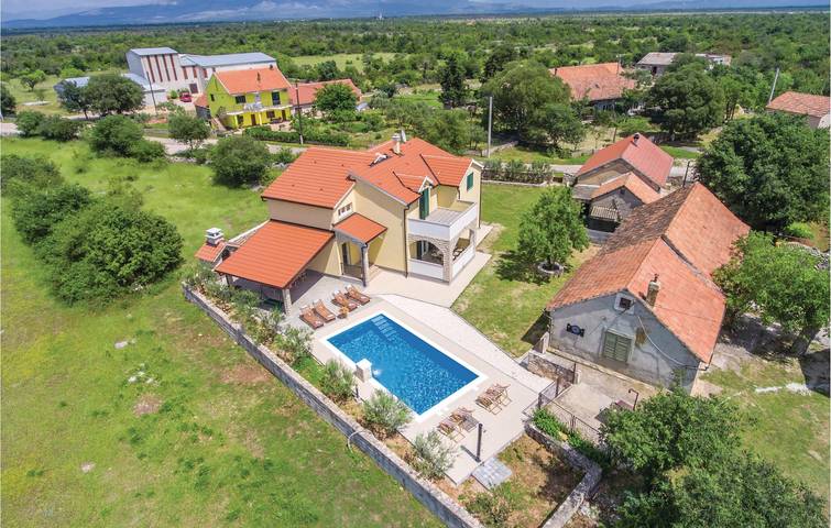 Gemütliche Ferienwohnung mit Pool, WLAN und Terrasse in der Nähe des Visovačko-Sees in Dalmatinisches Zagora