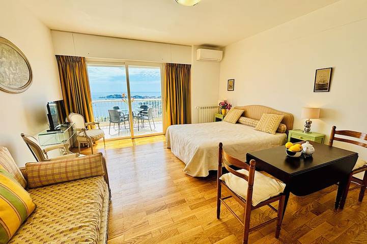 Appartement entier, Grand studio avec balcon et vue imprenable sur le Cap-Ferrat et la mer, in Villefranche-sur-Mer, Côte méditerranéenne (France)