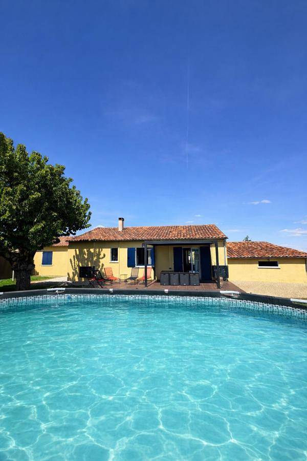 Location de vacances pour 12 personnes, avec Balcon et Terrasse ainsi que Jardin et Piscine à Cours-de-Pile