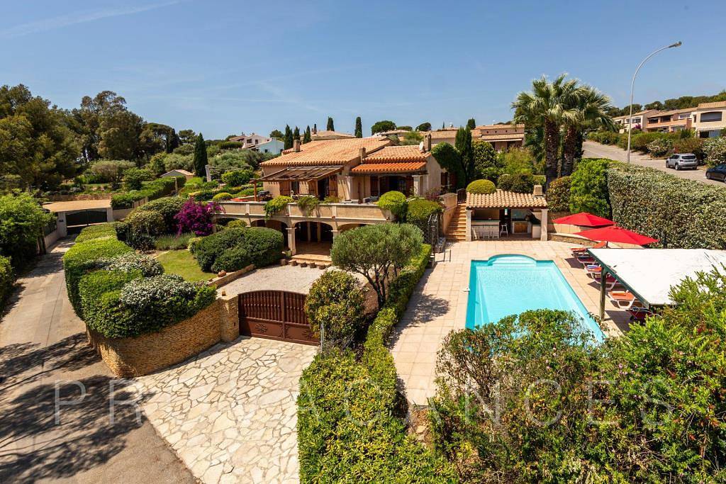 Holiday house with stunning sea views and pool in Bandol in Bandol, Region de Toulon