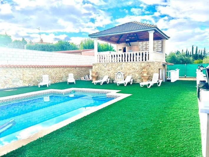 Location de vacances pour 14 personnes, avec vue ainsi que terrasse et piscine, animaux acceptés à Escalona