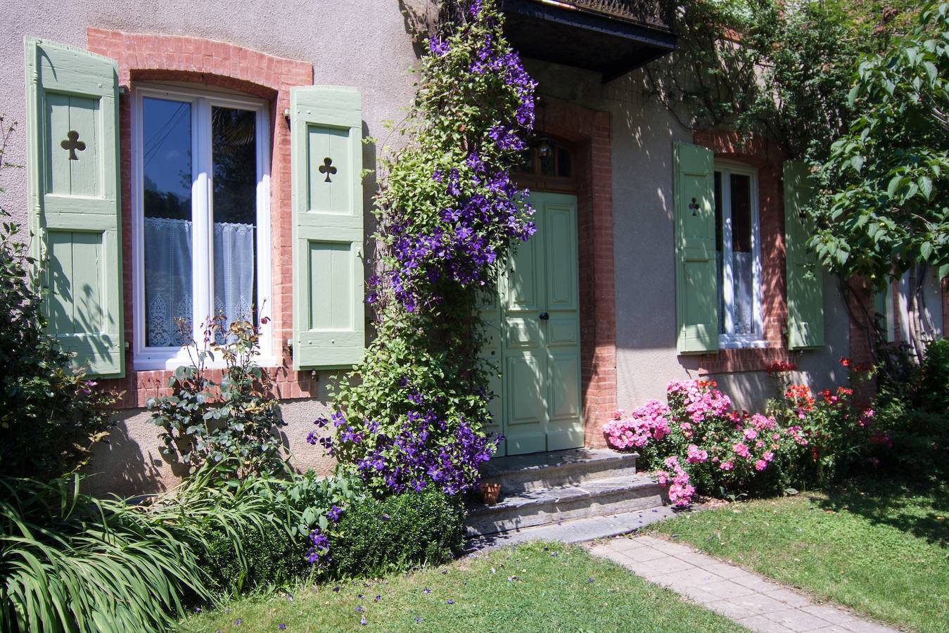 Gîte Decauville – „Im blühenden Garten“ in Bonac-Irazein, Parc naturel régional des Pyrénées ariégeoises