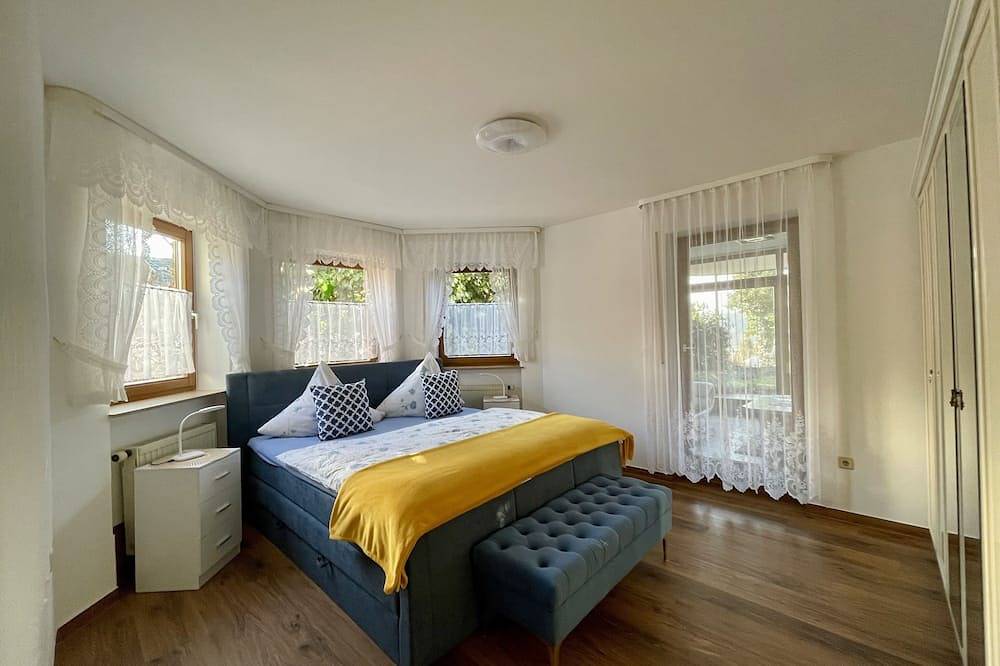 Ganze Wohnung, Ferienwohnung Sonneneck (60qm) mit Zugang zu Liegewiese und Garten in Bad Bocklet, Rhön-Bayern