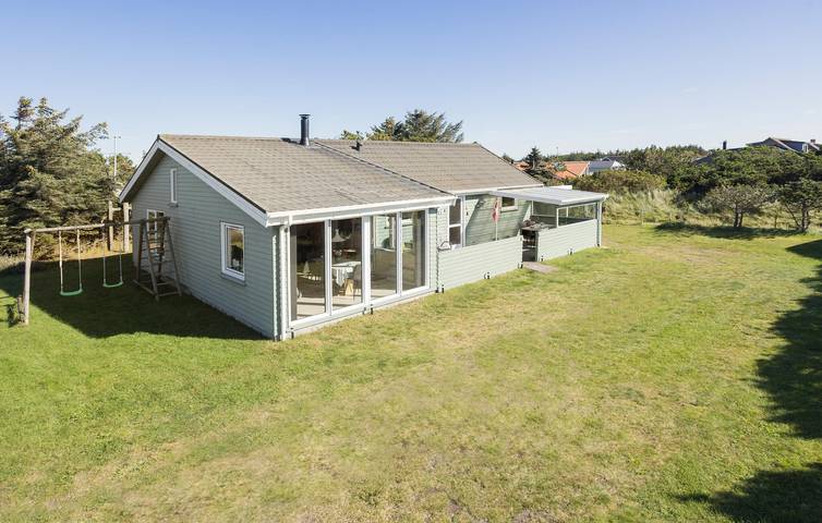 Feriehus for 4 personer, med Terrasse og Hage i Vorupør