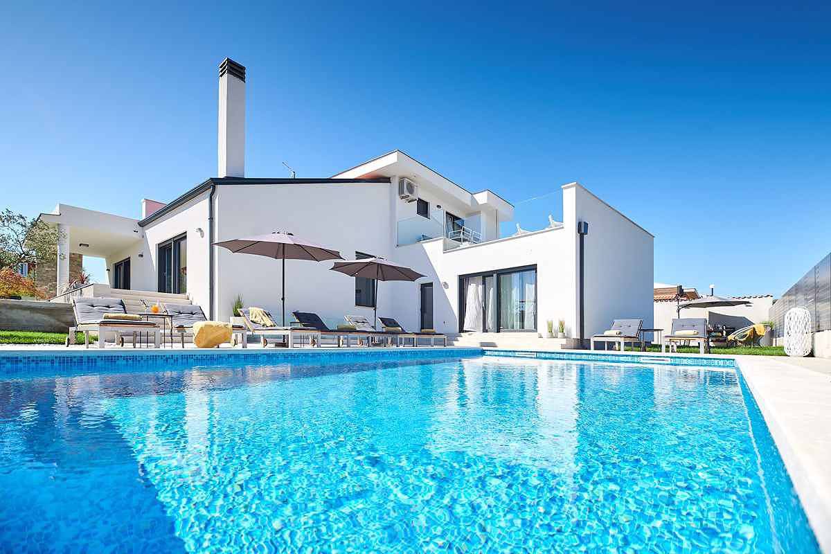 Villa mit Pool und Sonnenschirm in Kaštel (Plovanija), Buje