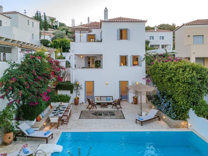 Location de vacances pour 10 personnes, avec Balcon et Terrasse ainsi que Jardin et Piscine dans Spetses - 3