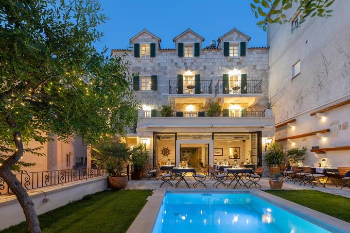 Maison d’hôte pour 4 personnes, avec jardin ainsi que vue et piscine à Makarska