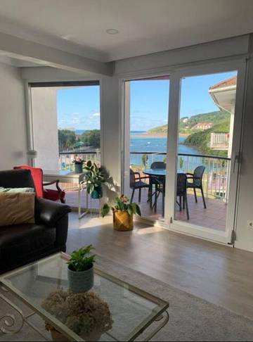 Gîte pour 8 personnes, avec vue sur le lac ainsi que terrasse et vue à Busturia