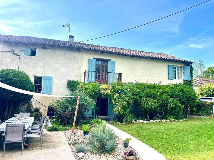 Location de vacances pour 10 personnes, avec Balcon et Terrasse ainsi que Jardin et Piscine à La Roquille