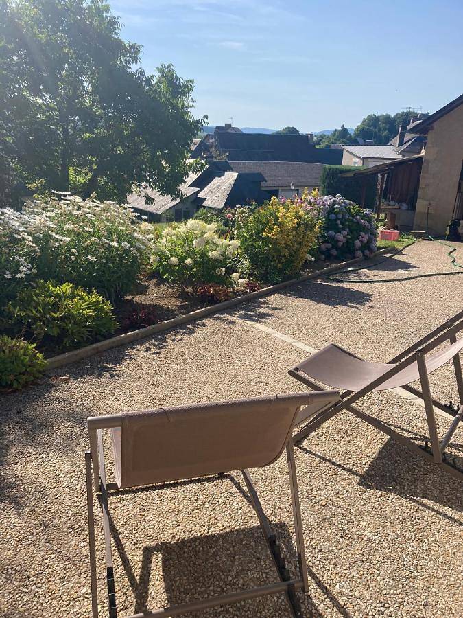 Location de vacances pour 6 personnes, avec terrasse ainsi que vue et jardin à Chamberet - 3