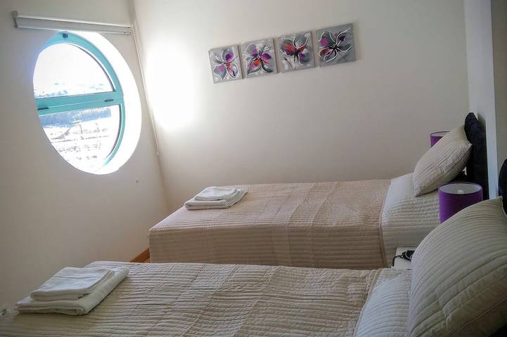 Ganze Wohnung, Apartment in erster Meereslinie mit zwei Betten, Gemeinschaftspool und herrlichem Blick auf Marina & Meer in Albufeira e Olhos de Água, Faro Distrikt