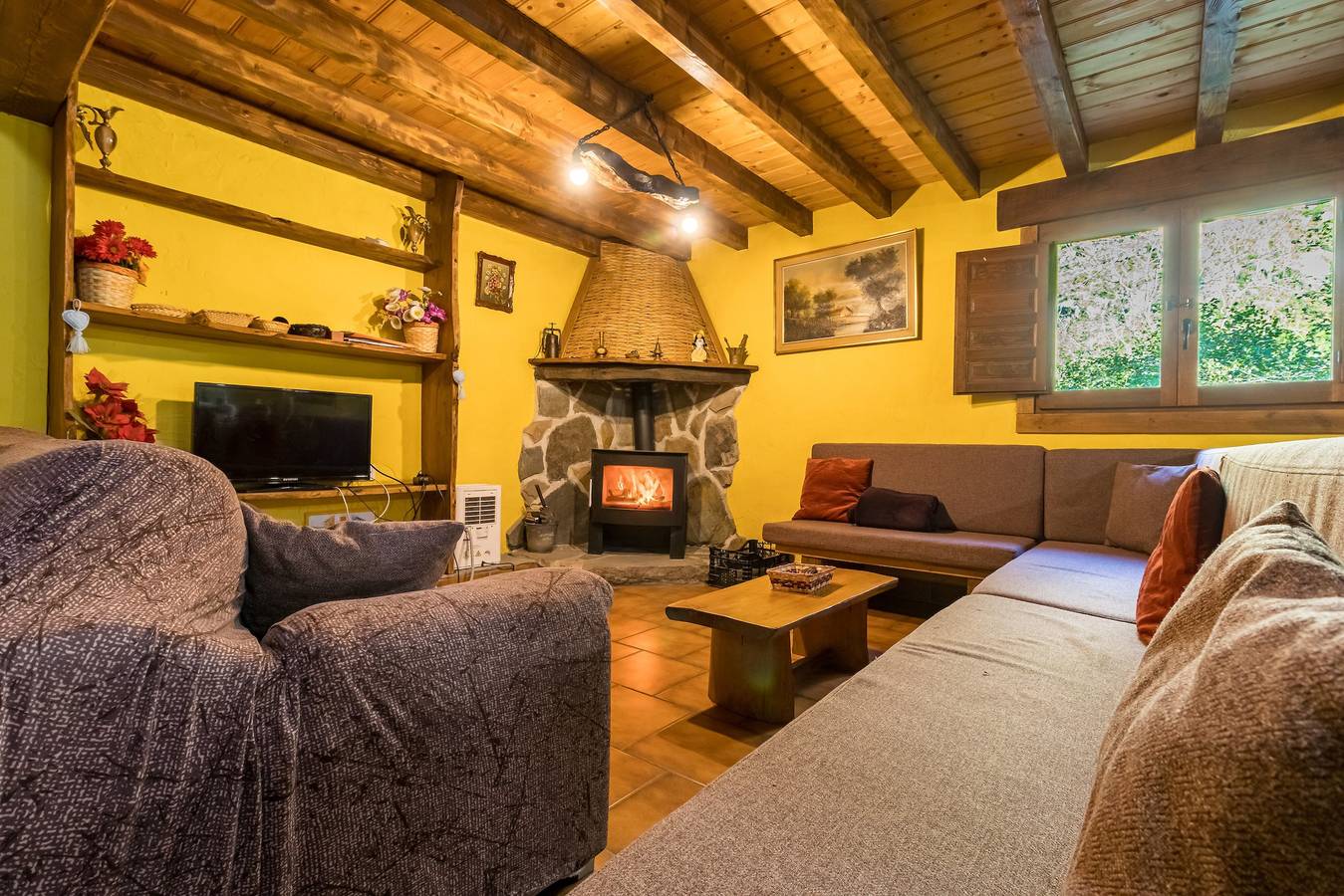 Country House 'La Hirriria' with Mountain View, Private Terrace and Private Garden in San Roque de Riomiera, Cordillera Cantábrica