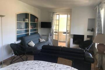 Location De Vacances pour 8 Personnes dans Saint-Cyr-sur-Mer, Région de Toulon, Photo 2