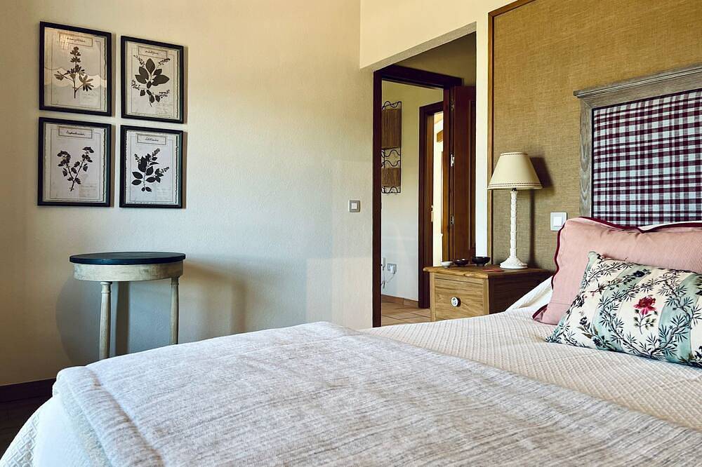 Finca Vegachi - Five Bedroom Villa, Sleeps 10 in Algatocín, Los Alcornocales