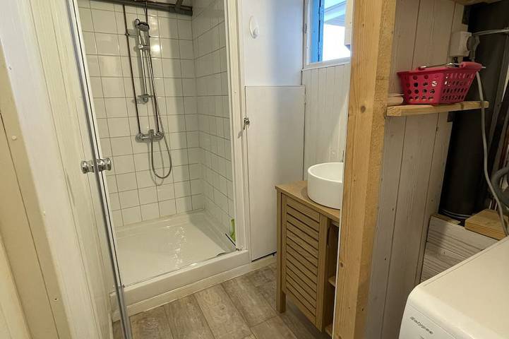 Authentic wooden chalet with sea view sleeps 4 in Gruissan (Ville), Gruissan