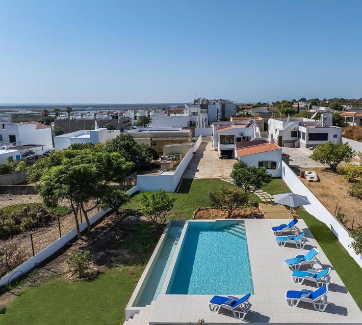 Villa para 6 pessoas, com piscina e vista e ainda jardim em Fuseta