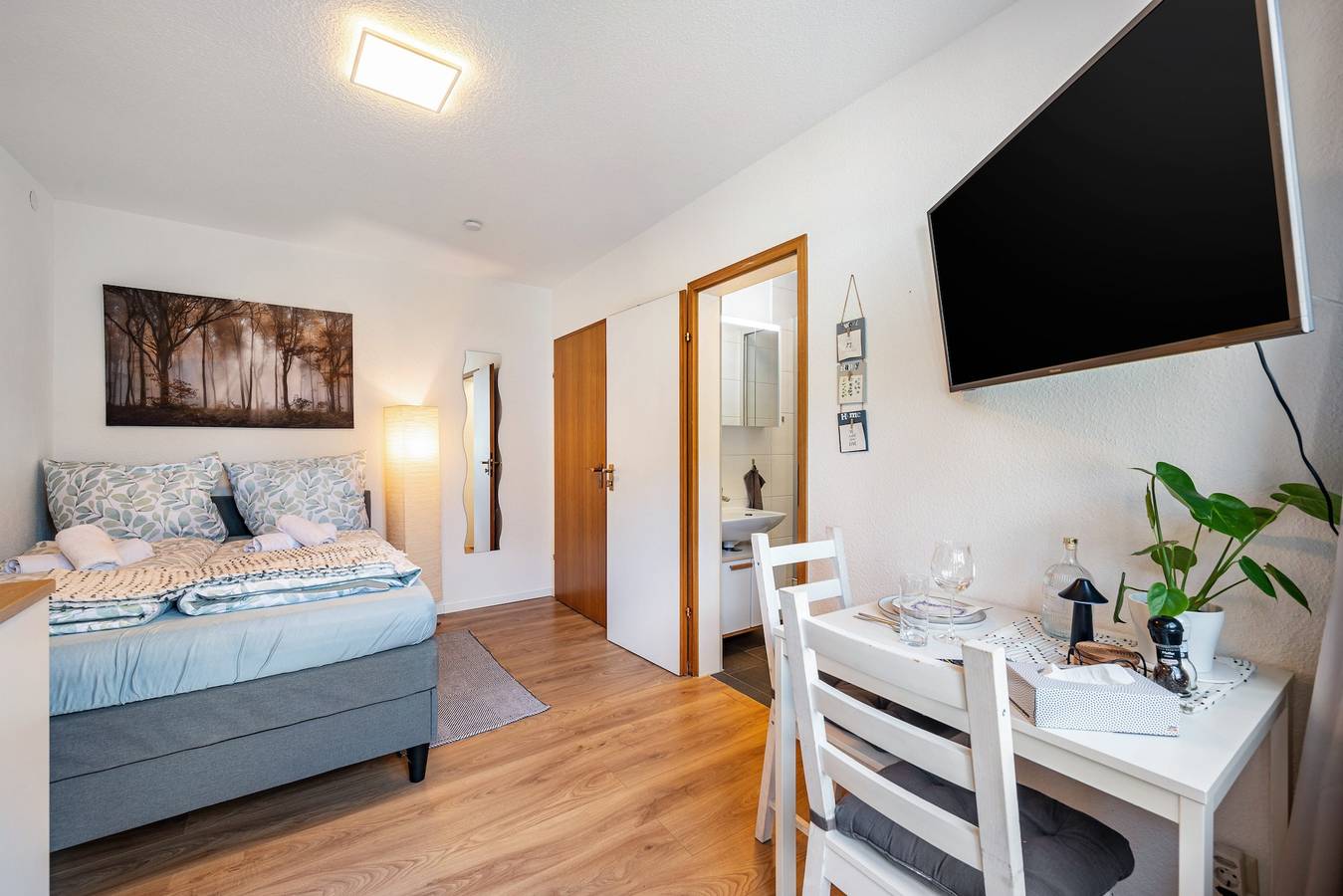 Ganze Wohnung, Landhaus Gisela 2.0 - Fewo 2, modern, hell, neu renoviert, Balkon mit Burgblick, zentral in Bad Liebenzell, Nordschwarzwald