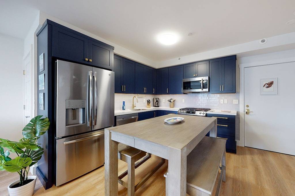 Ganze Wohnung, Dreamy ocean-view perch with furnished balcony & beach access - dog-friendly in Dennis Port, Dennis