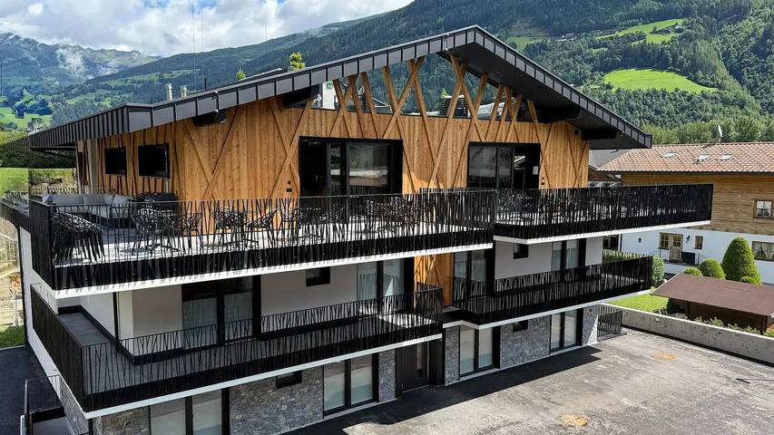 Ferienhaus für 21 Personen, mit Terrasse und Whirlpool sowie Sauna und Pool in Aschau im Zillertal