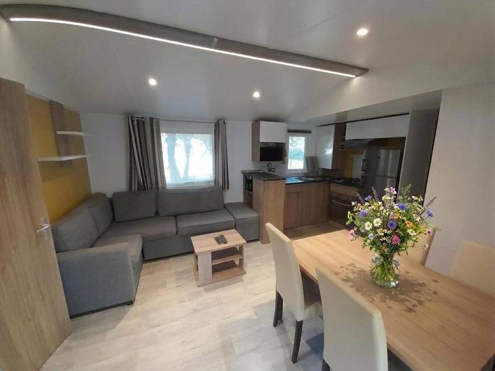 Camping pour 8 personnes, avec Jacuzzi et Terrasse ainsi que Jardin et Piscine à Parentis-en-Born